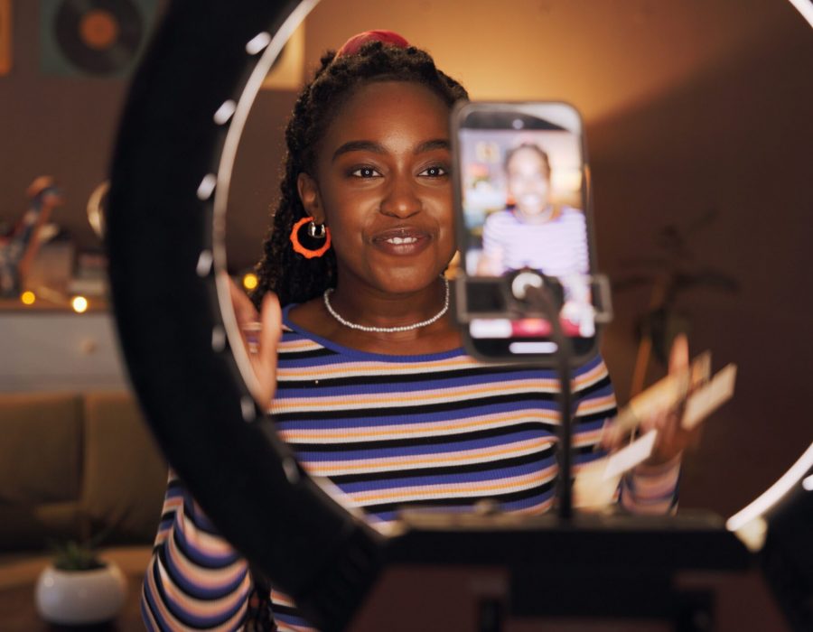 Mavely influencer creating affiliate marketing content